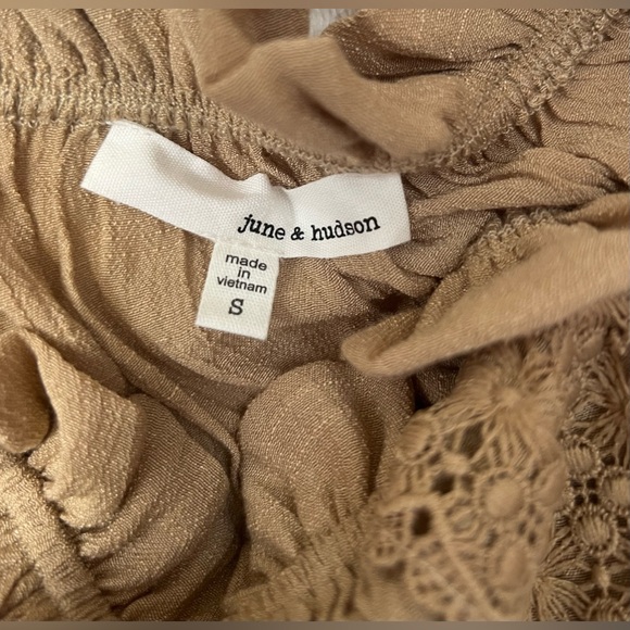 New Women’s June & Hudson Short Sleeved Off Shoulder Top in Tan/Gold Size Small - Picture 3 of 4